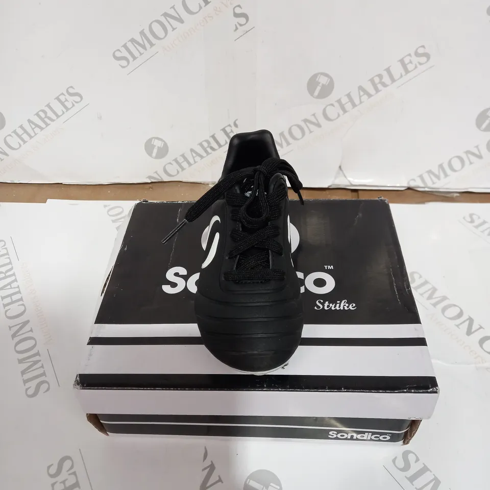 BOXED PAIR OF SONDICO ATRIKE FIRM GROUND FOOTBALL BOOTS - BLACK/WHITE, SIZE CHILDRENS 7 
