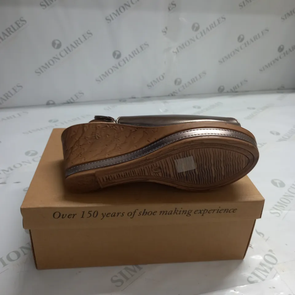 BOXED PAIR OF CUSHION WALK WEDGE HEEL SHOES IN GOLD - SIZE 5