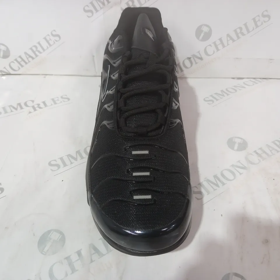 BOXED PAIR OF NIKE AIR TRAINERS IN BLACK EU SIZE 45