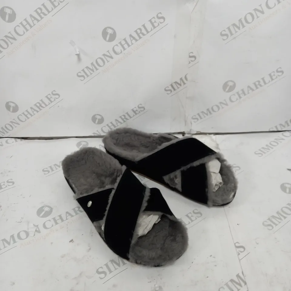 MAYBERRY CORKY EMU SLIPPERS SIZE 6 - BOXED 