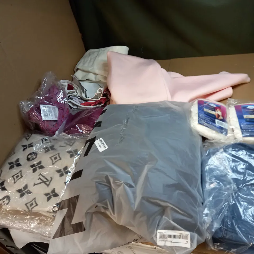 LOT OF APPROX 20 ASSORTED CLOTHING ITEMS TO INCLUDE JUMPERS, SOCKS AND T-SHIRTS