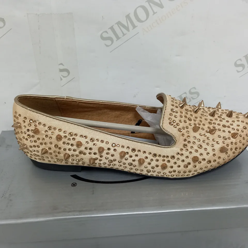 FLAT HEELED SPIKEY SHOE CHAMPAGNE AND SATIN SIZE 4