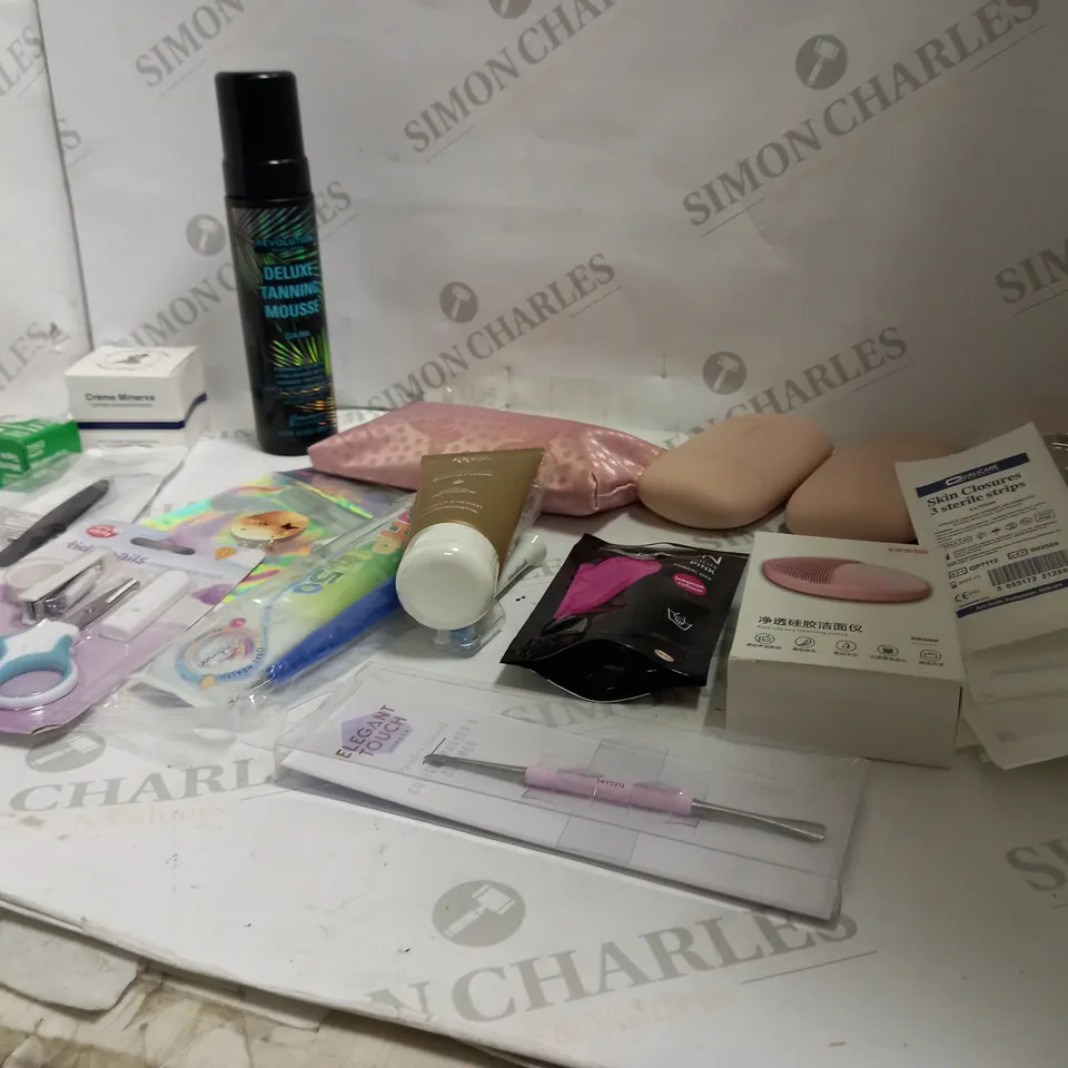 TOTE OF APPROXIMATELY 20 ASSORTED ITEMS TO INCLUDE A DELUXE TANNING MOUSSE DARK, HEAT PROTECTION BLOWDRY CREME AND A TIDY NAILS MANICURE SET
