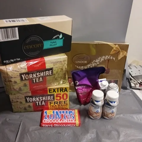 APPROXIMATELY 10 ASSORTED FOOD AND DRINK TO INCLUDE LINDT LINDOR CHOCOLATE TRUFFLES, ENCORE TUNA FILLET, YORKSHIRE TEA - COLLECTION ONLY