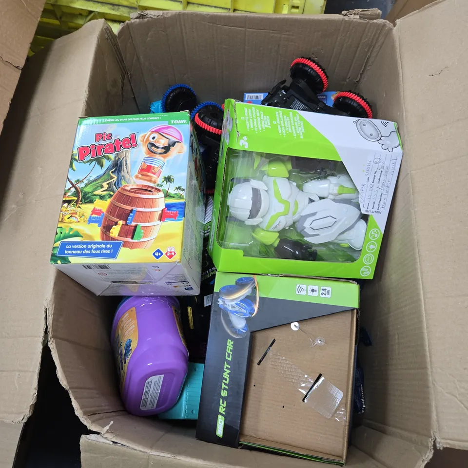 BOX OF APPROXIMATELY 10 ASSORTED TOYS INCLUDING PIC PIRATE, KNIGHT ROBOT AND 360 STUNT CAR