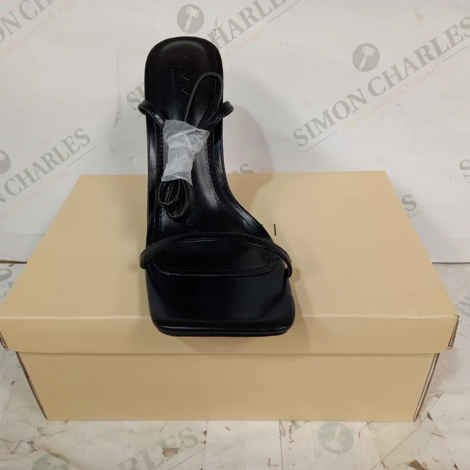 BOXED PAIR OF SIMMI OPEN TOE STRAPPY HIGH HEEL SANDALS IN BLACK UK SIZE 7
