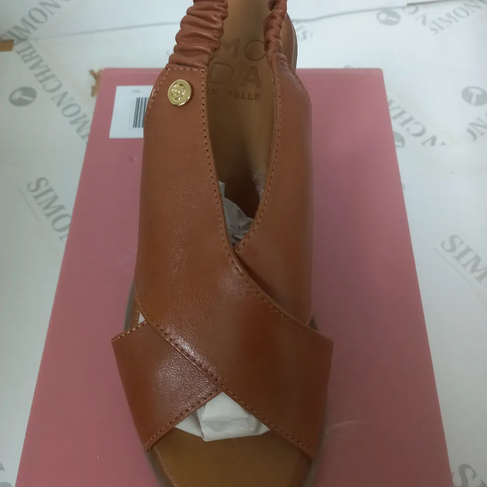 BOXED MIP LASSANDRA SANDAL IN TAN SIZE 5 