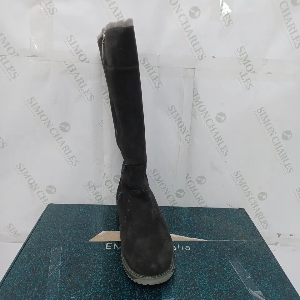 BOXED PAIR OF EMU ALL WEATHER WATERPROOF COLL SUEDE SHEEPSKIN MOONTA HIGH BOOTS IN DARK GREY SIZE 8