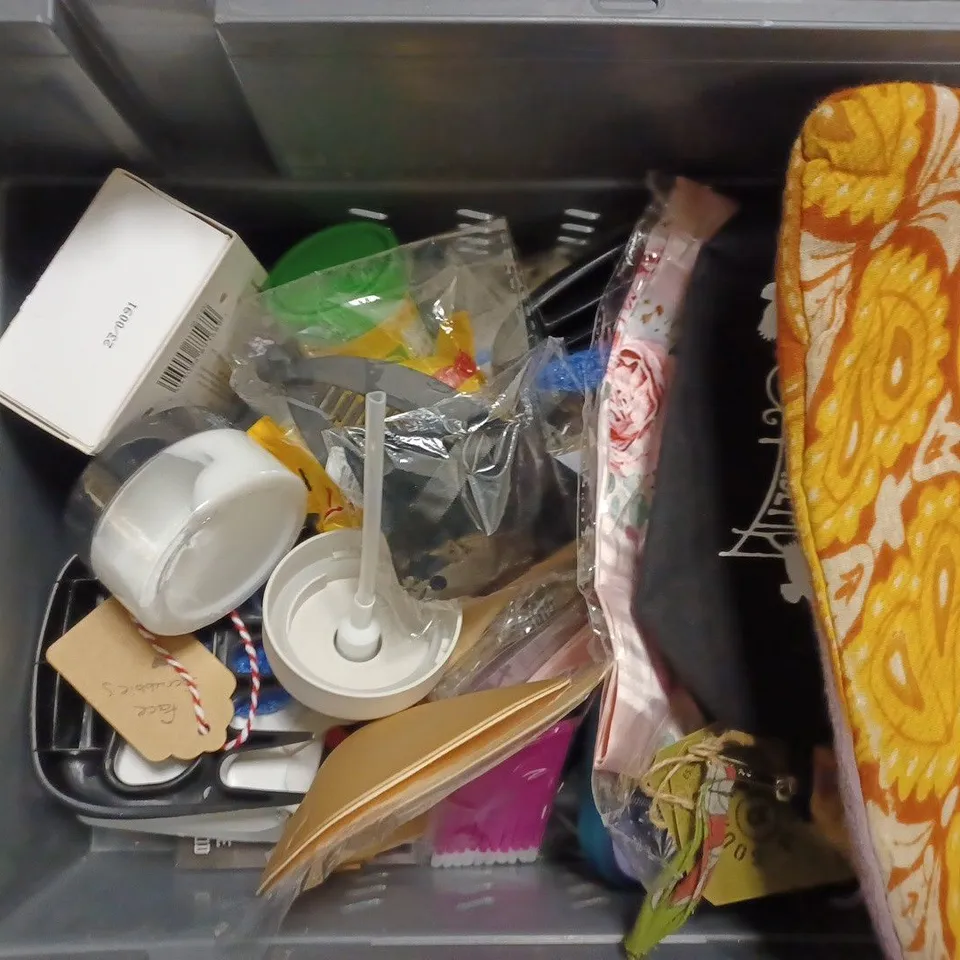 APPROXIMATELY 20 ASSORTED PRODUCTS TO INCLUDE TOM FORD EAU DE PARFUM, IGLORY MALABAR EAU DE PARFUM, MAKEUP BAG ETC. 