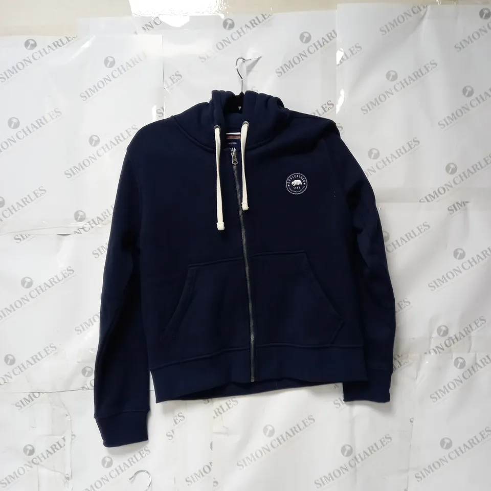 BOX OF ASSORTED CLOTHES APPROXIMATELY 10 TO INCLUDE JACKETS, JUMPERS, T-SHIRTS ETC 