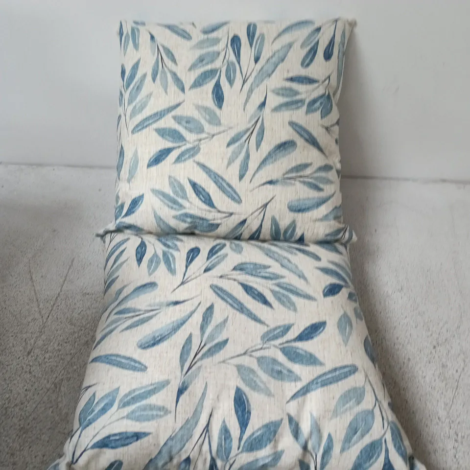 PAIR OF WHITE/BLUE FLORAL CUSHIONS
