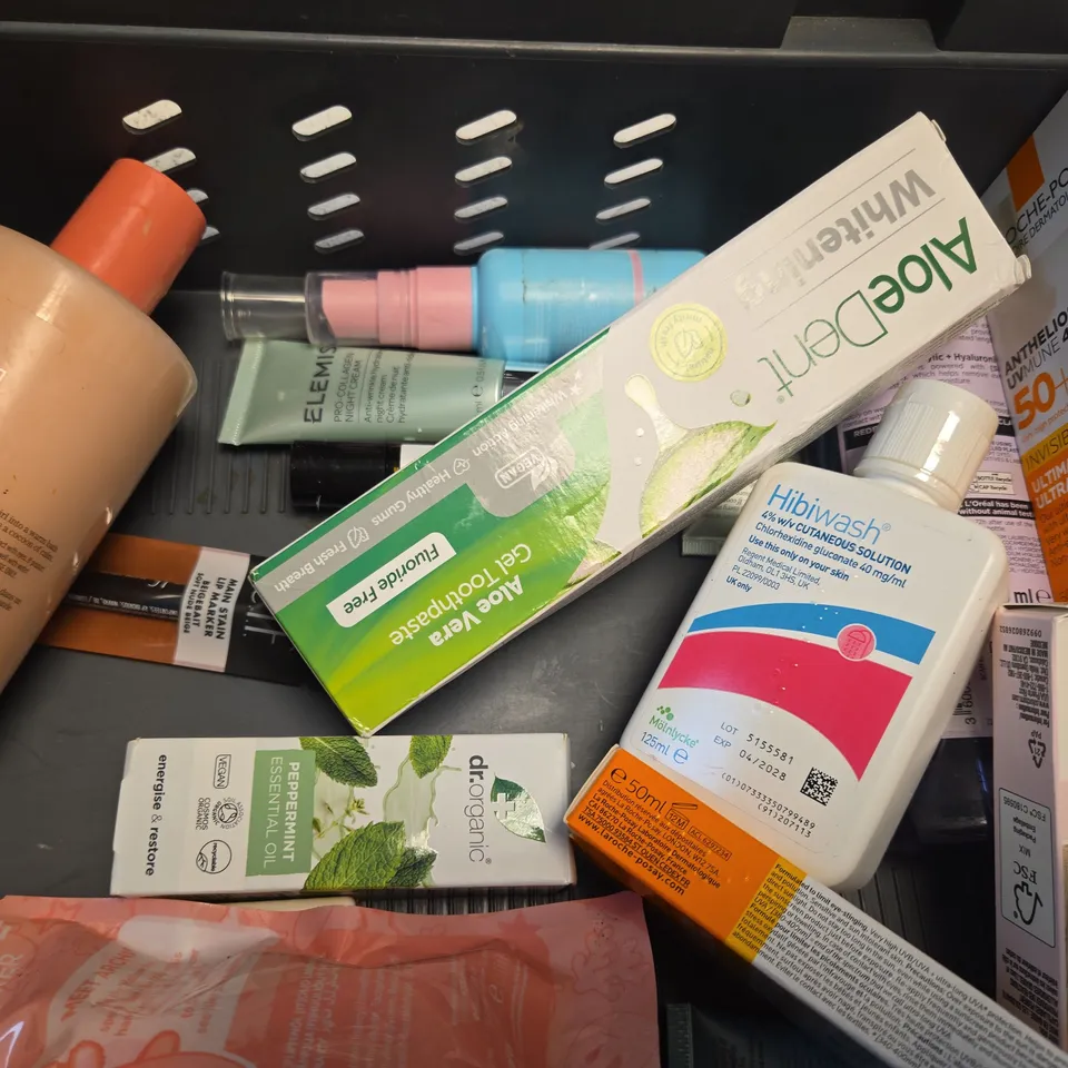 APPROX 12 ASSORTED BEAUTY PRODUCTS TO INCLUDE MATRIX SHAMPOO, REVOLUTION VITAMIN BASE, BARE ANATOMY SHAMPOO, ETC