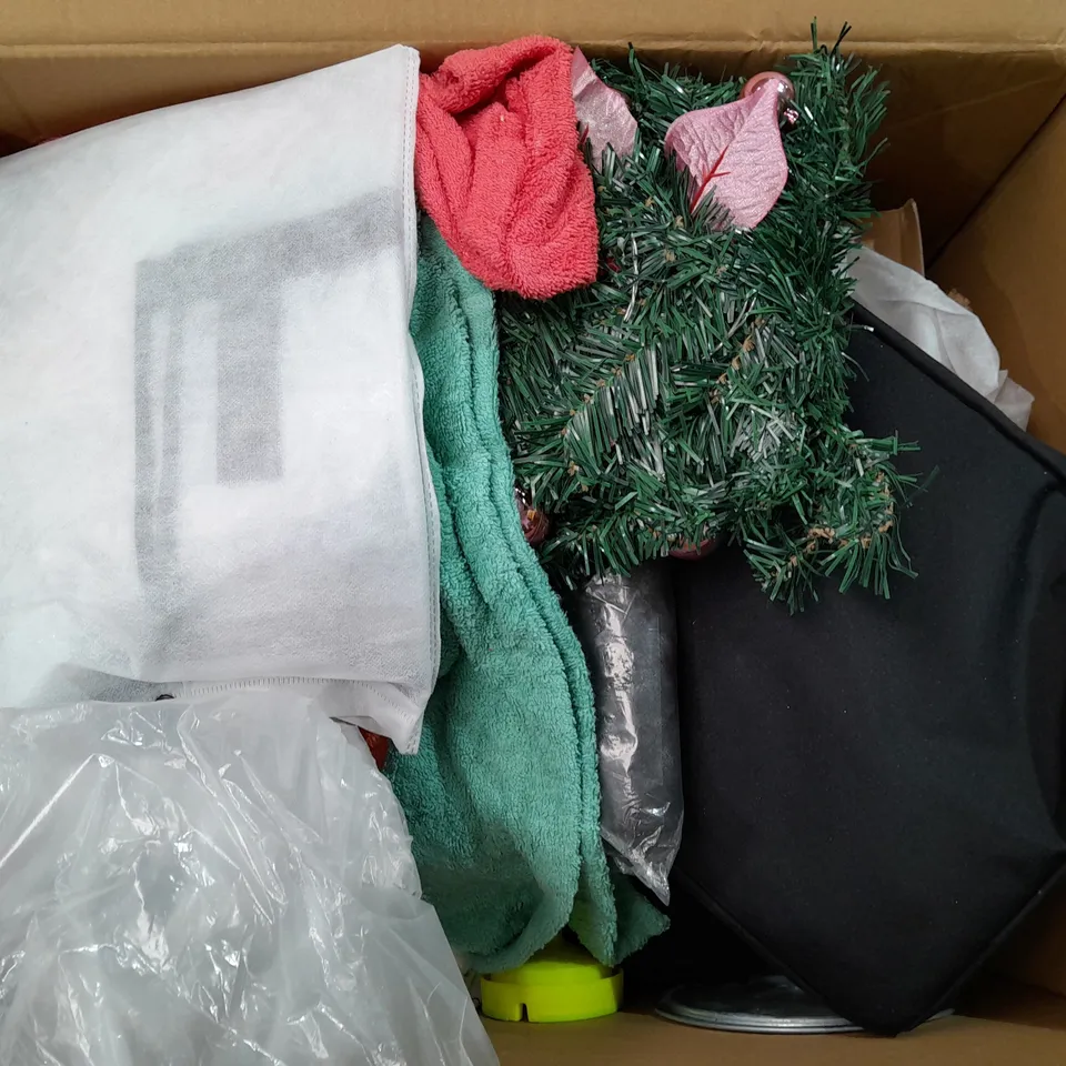 BOX OF APPROXIMATELY 6 ASSORTED ITEMS TO INCLUDE - DIRTBUSTER STOVE GLASS CLEANER - FLOUR SIFTER - NEW BORN BATH MAT ECT