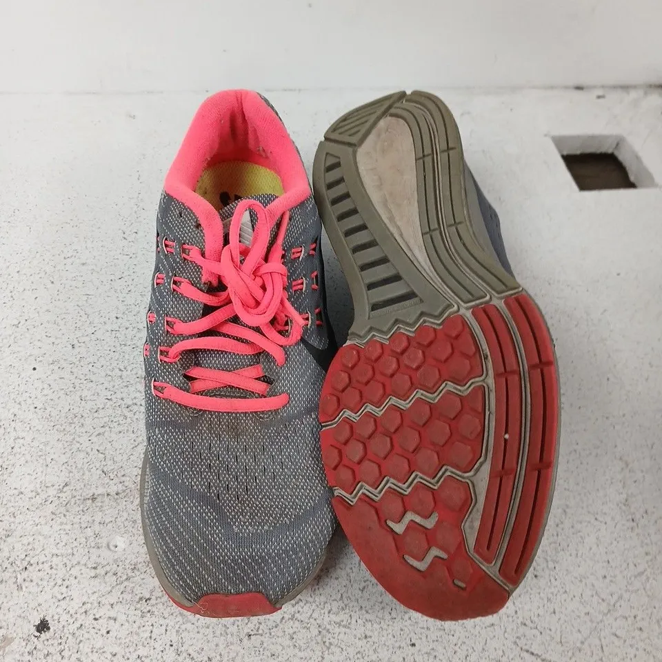 NIKE RUNNING SHOES – GREY WITH PINK ACCENTS (WOMEN'S) (UK 7)