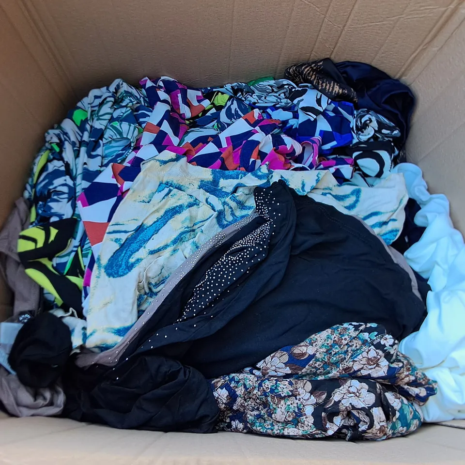 LOT OF APPROXIMATELY 40 ASSORTED CLOTHING ITEMS IN VARIOUS SIZES TO INCLUDE APRICOT, BEU DE BIBIES AND KIM&CO