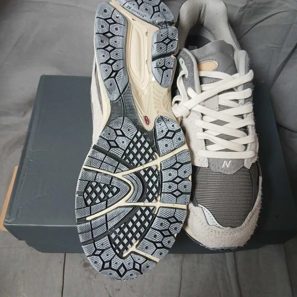 NEW BALANCE M2002RDA MEN'S SNEAKERS – RAIN CLOUD, UK 9.5 (US 10.5) – BOXED