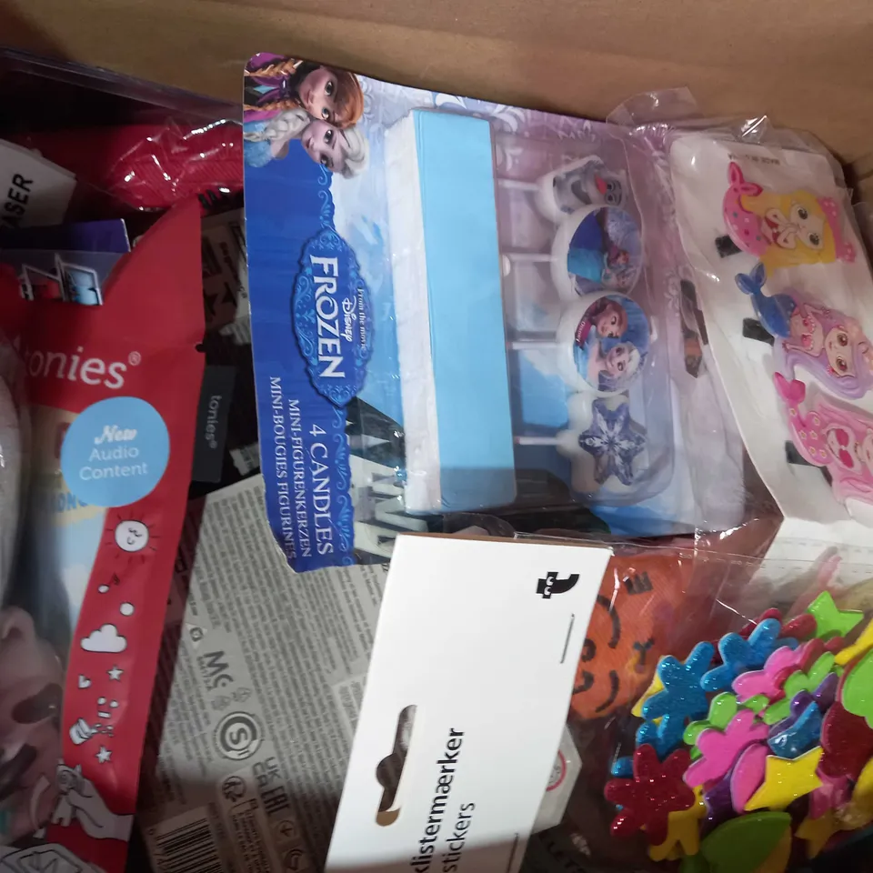 BOX OF APPROXIMATELY 10 ASSORTED TOYS AND GAMES TO INCLUDE GEL PENS, ART NOUVEAU TAROT CARDS, CRAYOLA COLOURING BOOK, ETC