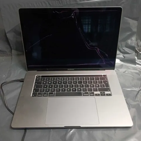 UNBOXED APPLE MACBOOK PRO 13" ALUMINIUM LAPTOP WITH CRACKED SCREEN - A2141