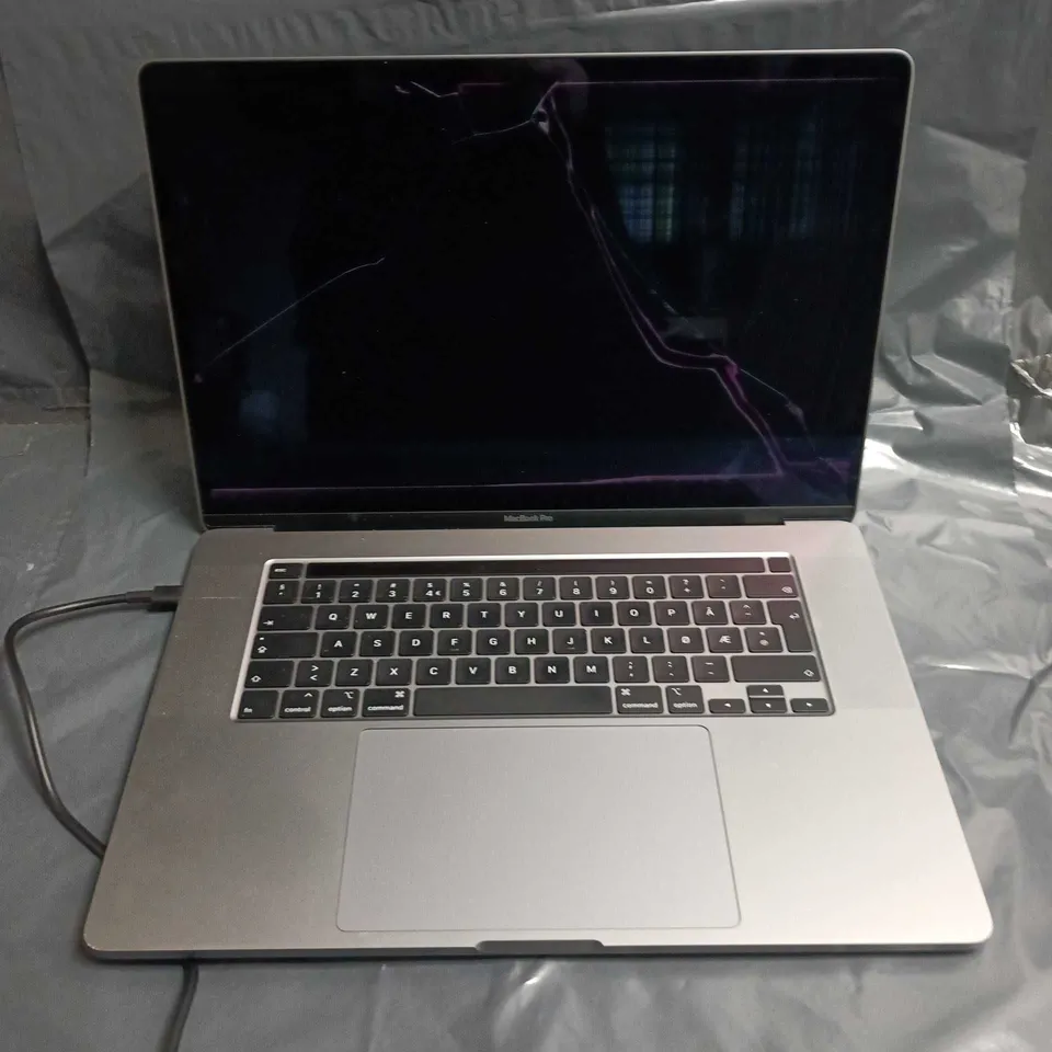 UNBOXED APPLE MACBOOK PRO 13" ALUMINIUM LAPTOP WITH CRACKED SCREEN - A2141
