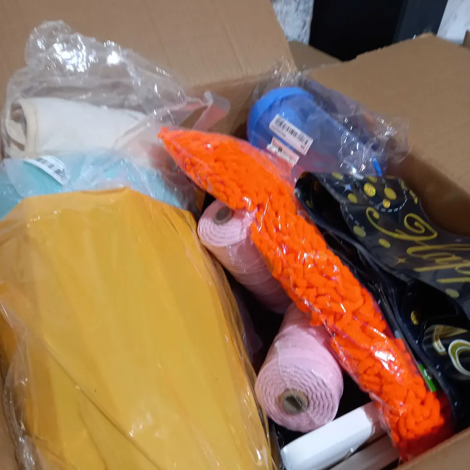 BOX OF APPROXIMATELY 10 ASSORTED ITEMS TO INCLUDE READING LIGHT, 18TH BANNER, MOP HEAD ETC