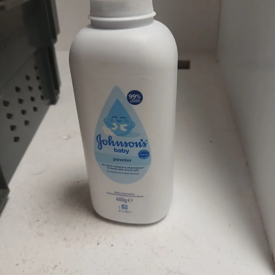 TOTE OF APPROXIMATELY 20 ASSORTED COSMETICS TO INCLUDE: JOHNSONS BABY POWDER
