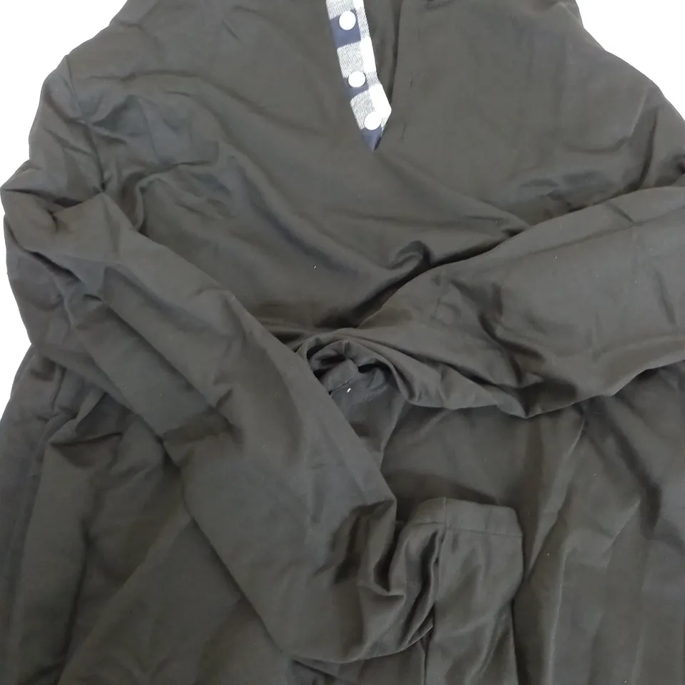 LARGE QUANTITY OF CLOTHING ITEMS TO INCLUDE , SWEATERS, JEANS, T-SHIRTS, ETC