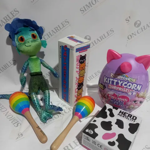 BOX OF APPROXIMATELY 15 ASSORTED ITEMS TO INCLUDE HERD MENTALITY CARD GAME, MARACAS, CATASTROPHE GAME ETC