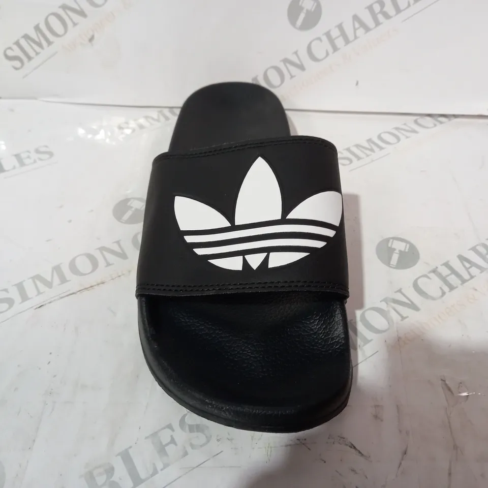 PAIR OF ADIDAS ADILETTE LITE SLIDERS IN BLACK/WHITE UK SIZE 9