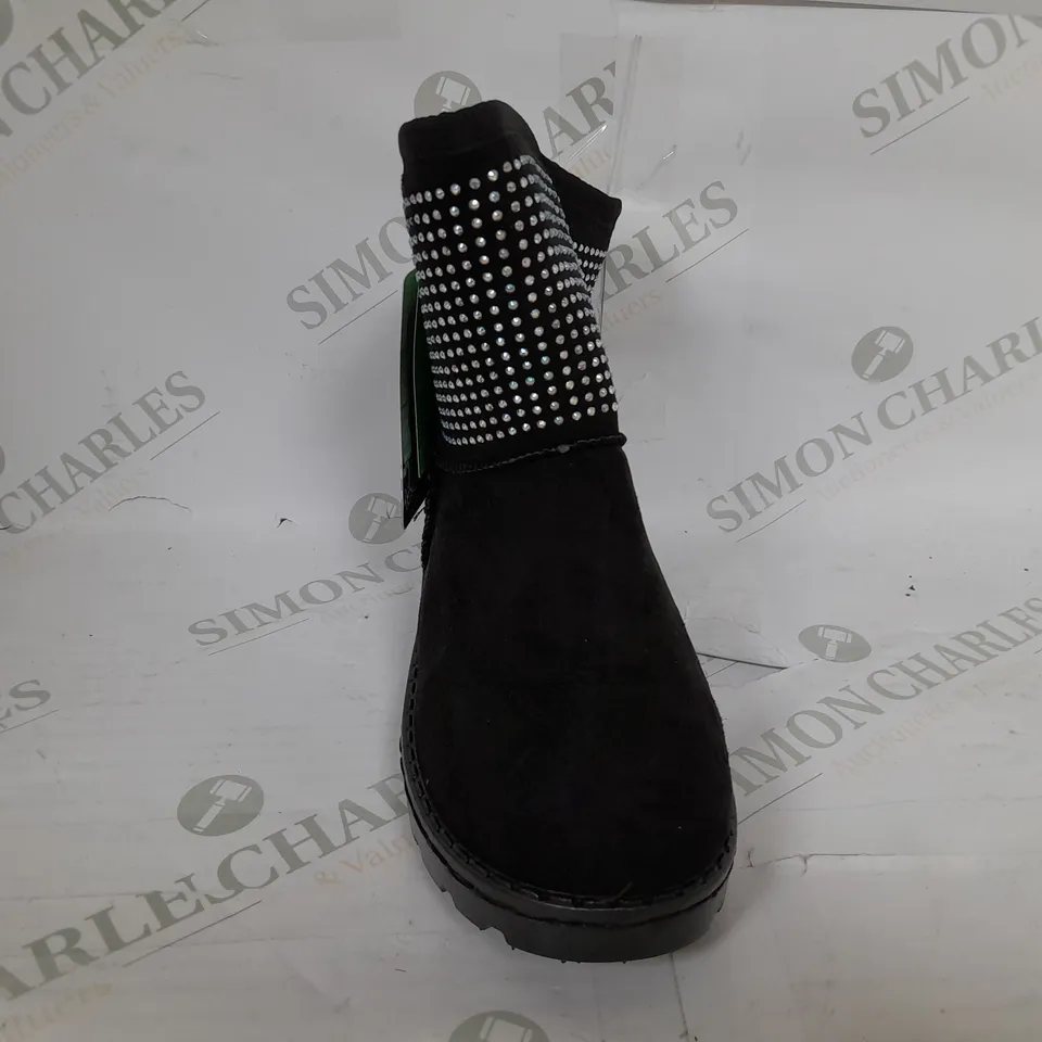 24 PAIRS OF LAMBADA 323 BOOTS IN BLACK IN ASSORTED SIZES