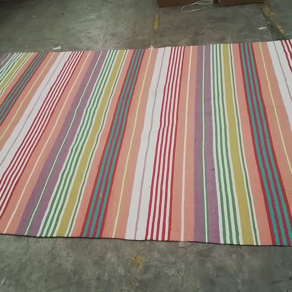 QUALITY DESIGNER AREA RUG // APPROX SIZE: 200 x 300