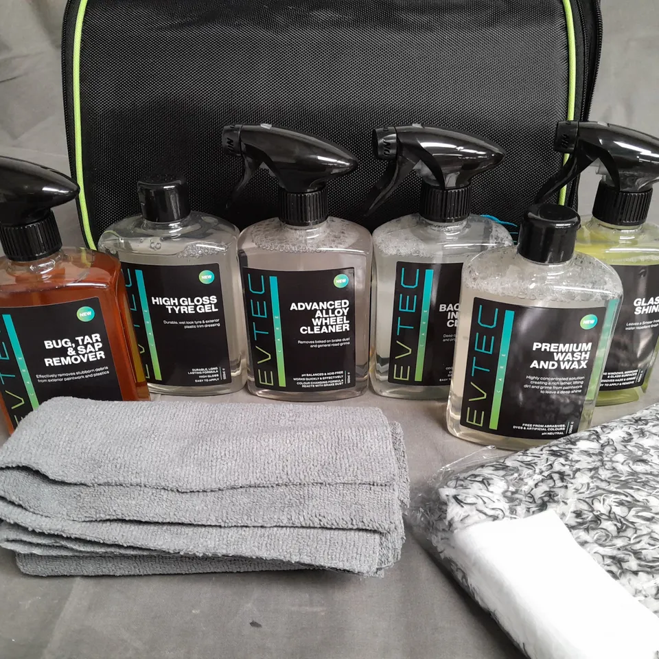 EVTEC 8-PIECE CAR CLEANING KIT IN CARRY BAG