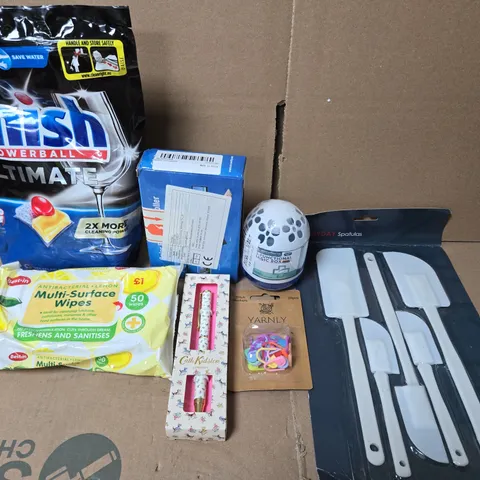 APPROXIMATELY 15 ASSORTED HOUSEHOLD PRODUCTS TO INCLUDE SURFACE WIPES, SPATULAS AND PENS 