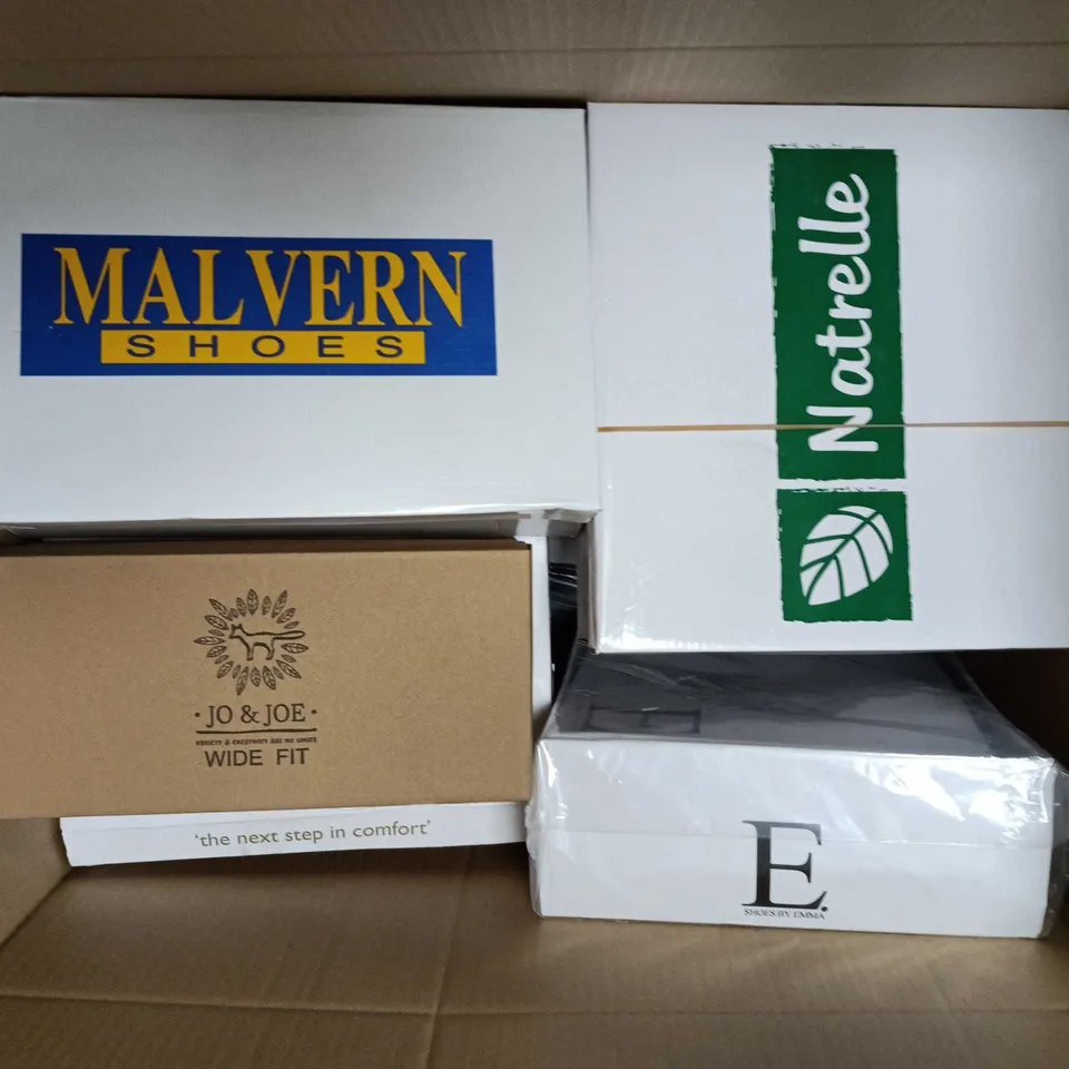LARGE BOX OF ASSORTED SHOES IN VARIOUS SIZES, STYLES AND COLOURS