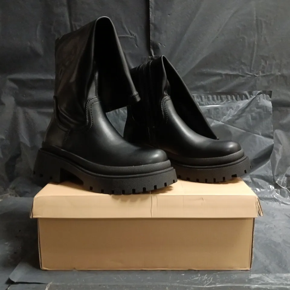 BOXED PAIR OF SIMMI LONDON KNEE-HIGH BOOTS IN BLACK SIZE UK 5