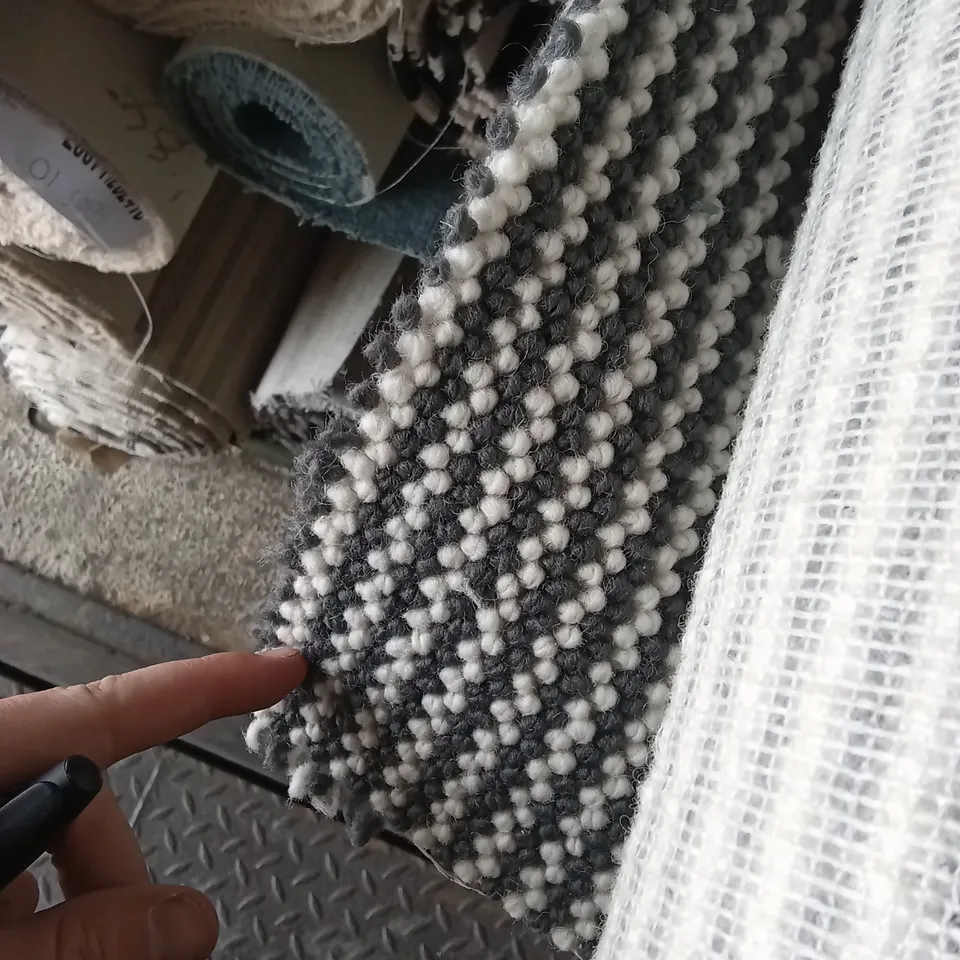 PALLET OF APPROXIMATELY 33 SMALL ROLLS OF DESIGNER CARPET 