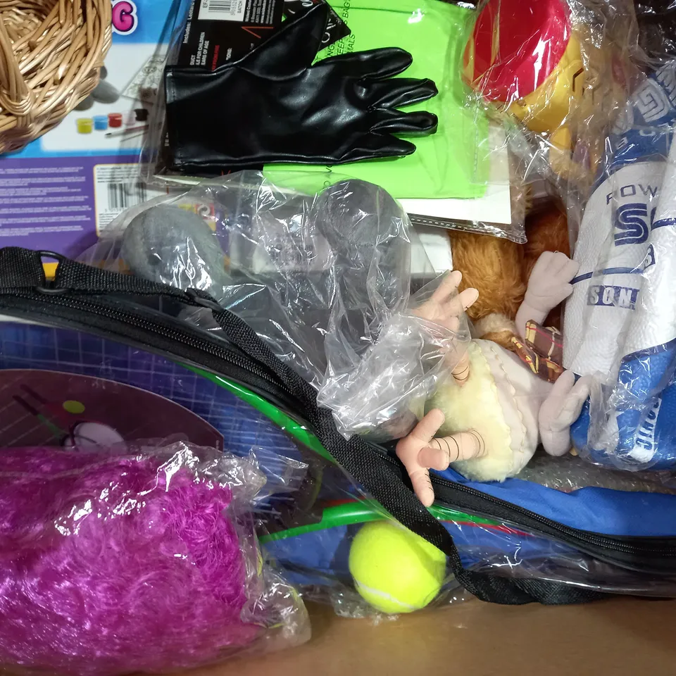 BOX OF APPROXIMATELY 15 ASSORTED HOUSEHOLD ITEMS TO INCLUDE HOT WHEELS CAR, 1:87 SCALE FEDEX TRUCK MODEL, SPACE BLASTER, ETC