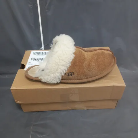 BOXED PAIR OF UGG SCHUFFETELL MULE SLIPPERS IN CHESNUT SIZE 4