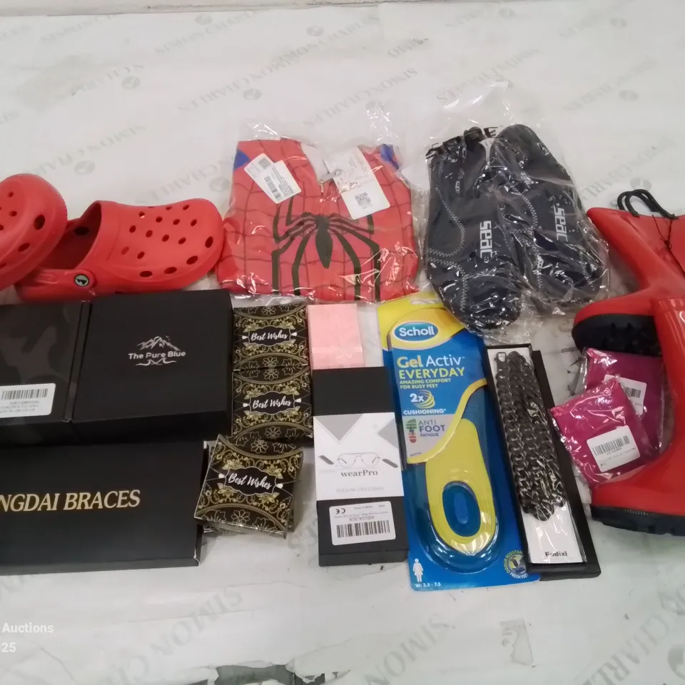 BOX CONTAINING LARGE QUANTITY OF MIXED EVERYDAY HOUSEHOLD ITEMS JEWELLERY ETC. TO INCLUDE: JEWELLERY GIFT SETS, CROCS, SPIDERMAN SUIT, AND LOTS MORE