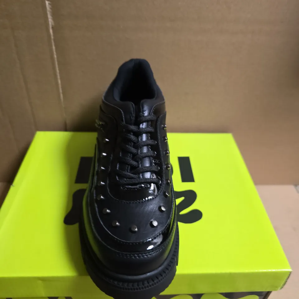 BOXED PAIR OF KOI LIL' BANE OF EXILE TRAINERS – UK SIZE 2 (BLACK)