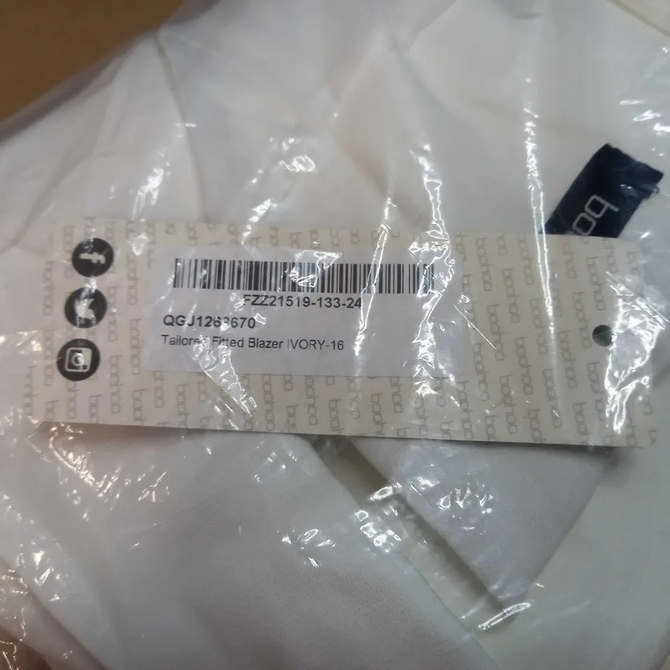PACKAGED BOOHOO IVORY TAILORED FITTED BLAZER - SIZE 16
