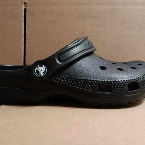 PAIR OF CROCS CLASSIC CLOGS IN BLACK SIZE UK M3/W4