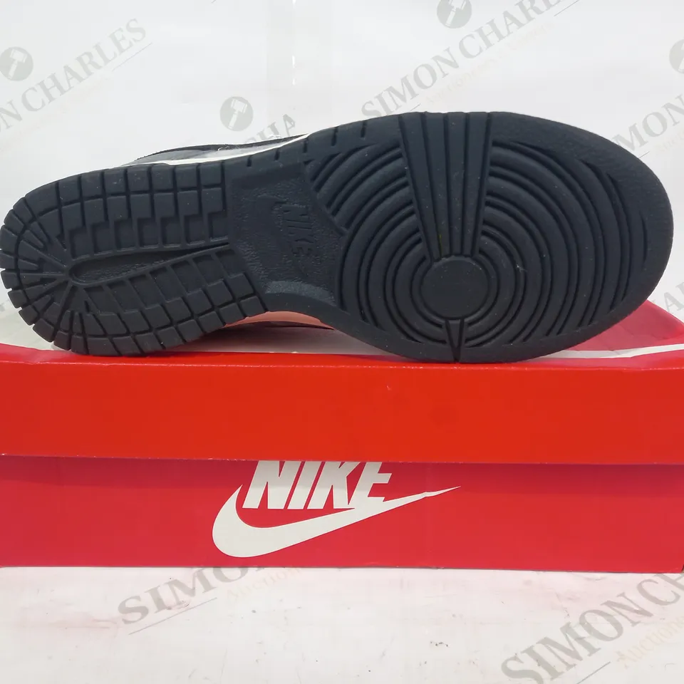 BOXED PAIR OF NIKE DUNK LOW SE TRAINERS IN GREY UK SIZE 6
