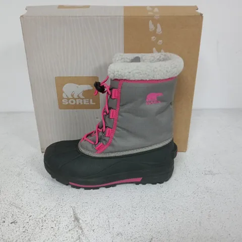 BOXED PAIR OF SOREL YOUTH CUMBERLAND 2 BOOTS IN LIGHT GREY/PINK - UK 4.5