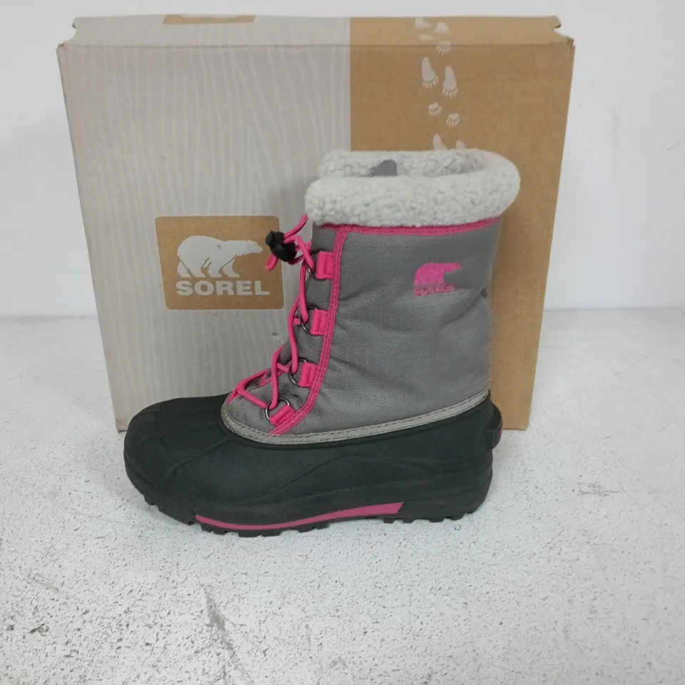 BOXED PAIR OF SOREL YOUTH CUMBERLAND 2 BOOTS IN LIGHT GREY/PINK - UK 4.5