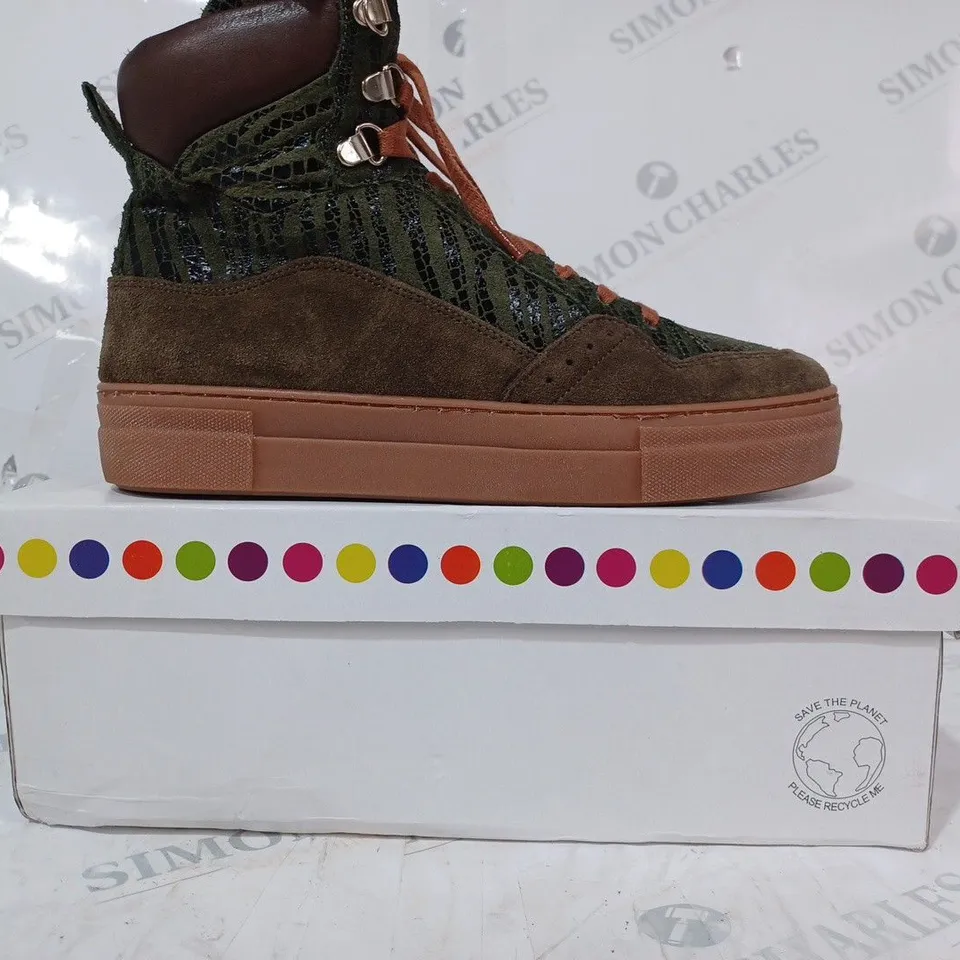 BOXED PAIR OF ADESSO HOLLIE LEATHER TRAINERS IN KHAKI SIZE 5