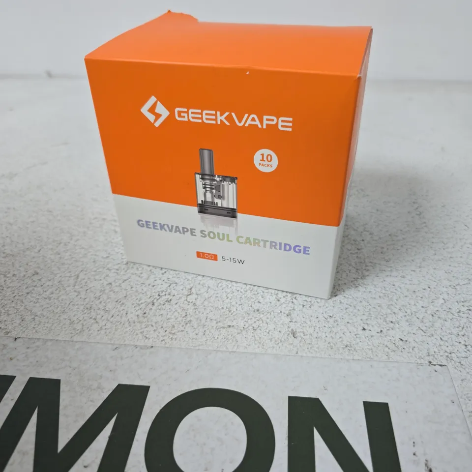 APPROXIMATELY 30 ASSORTED E-CIG PRODUCTS AND ACCESSORIES TO INCLUDE SMOK AND GEEK VAPE 