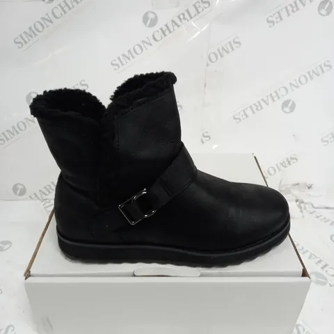 SKECHERS CABIN FEEL BOOTS SIZE 5