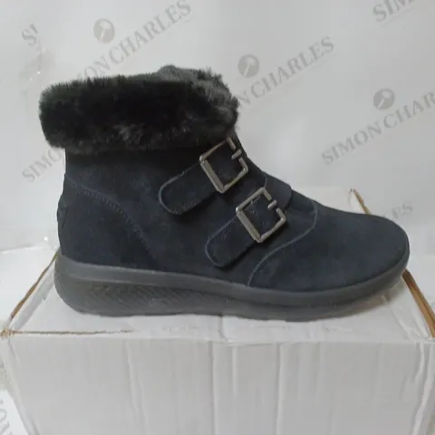 PAIR OF SKECHERS WINTER ON THE GO FAUX FUR TRIM BOOTS, BLACK - SIZE 5