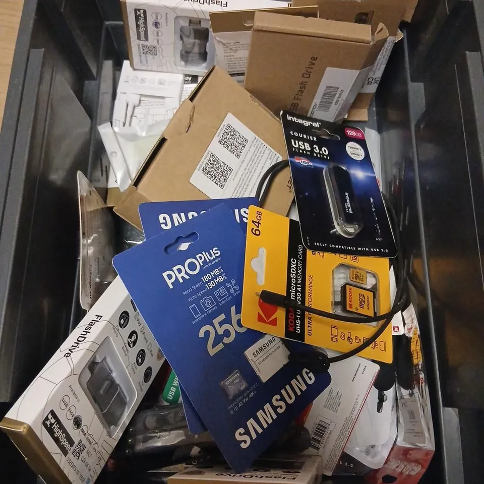 LARGE QUANTITY OF ASSORTED FLASHDRIVES AND COMPUTER ACCESSORIES