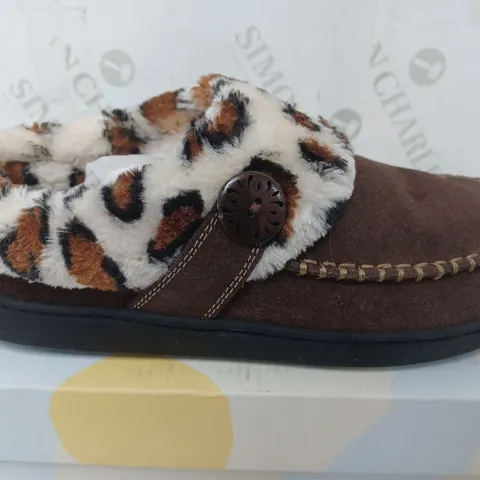 BOXED EARTH SLIPPERS IN DARK BROWN CHEETAH - SIZE 6